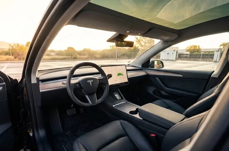 Tesla Model Y interior delantero